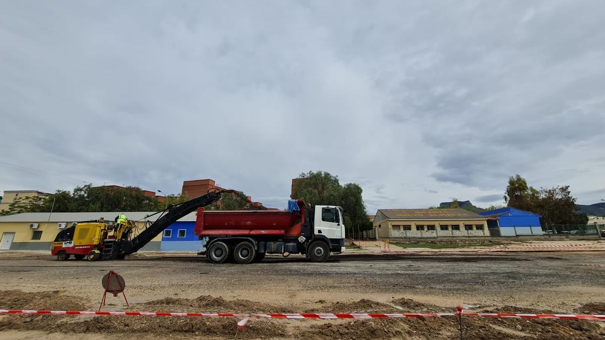 The beginning of the works to improve the parking lot of the Almafrá de Elda industrial estate. The beginning of the works to improve the parking lot of the Almafrá de Elda industrial estate.
