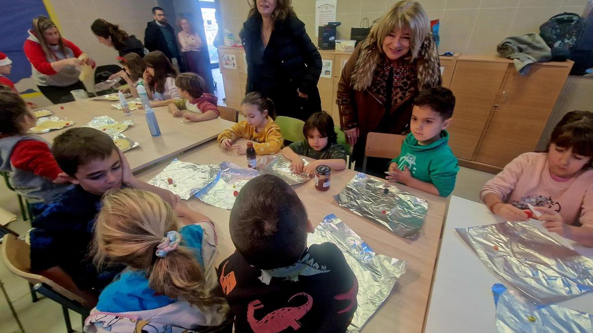 Varios escolares en clase en una image de archivo.