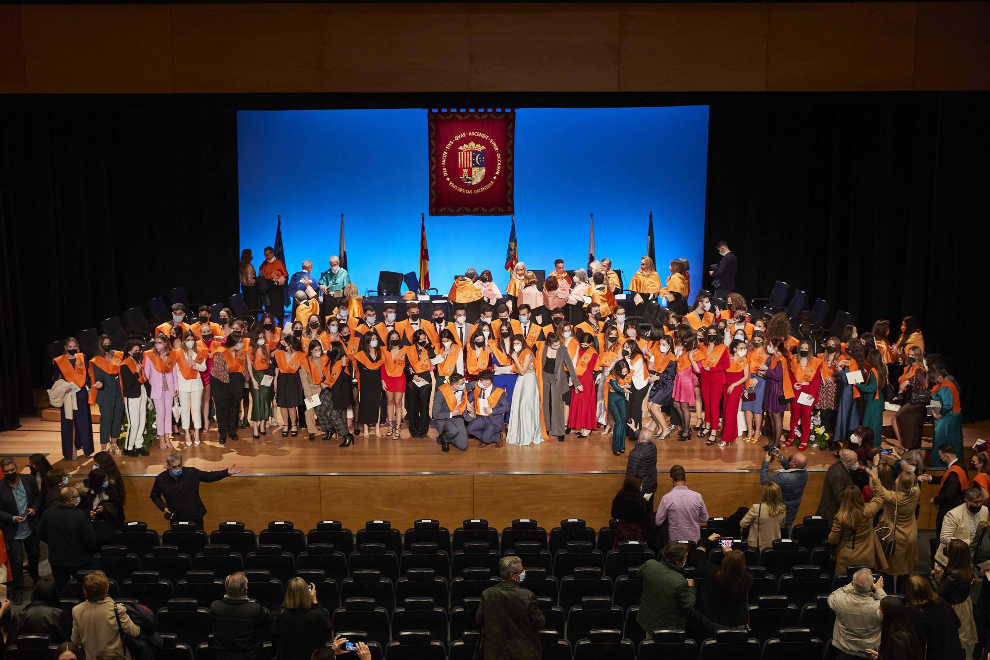 Acto de graduación de los estudiantes que han finalizado sus estudios en los grados en Publicidad y Relaciones Públicas, Trabajo Social, Sociología y en los másteres universitarios en Comunicación e Industrias Creativas, Innovación Social y Dinámicas de Cambio y Comunicación Digital.