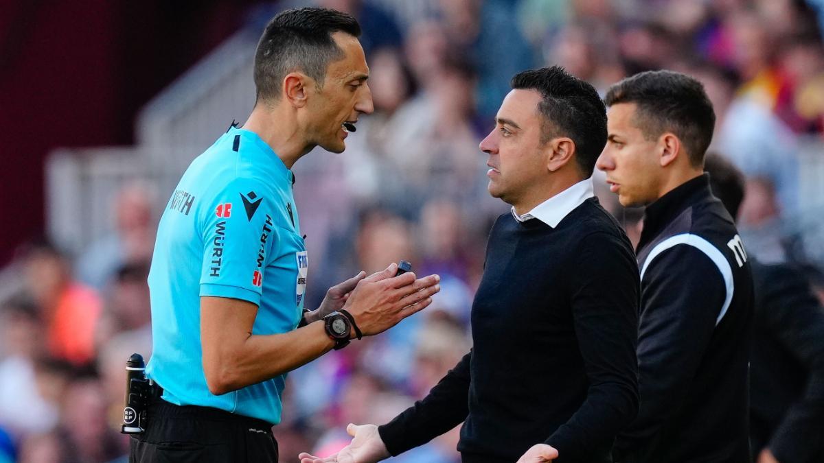 Xavi Hernández discutiendo con el colegiado Sánchez Martínez durante el partido Barça-Atlético de Madrid