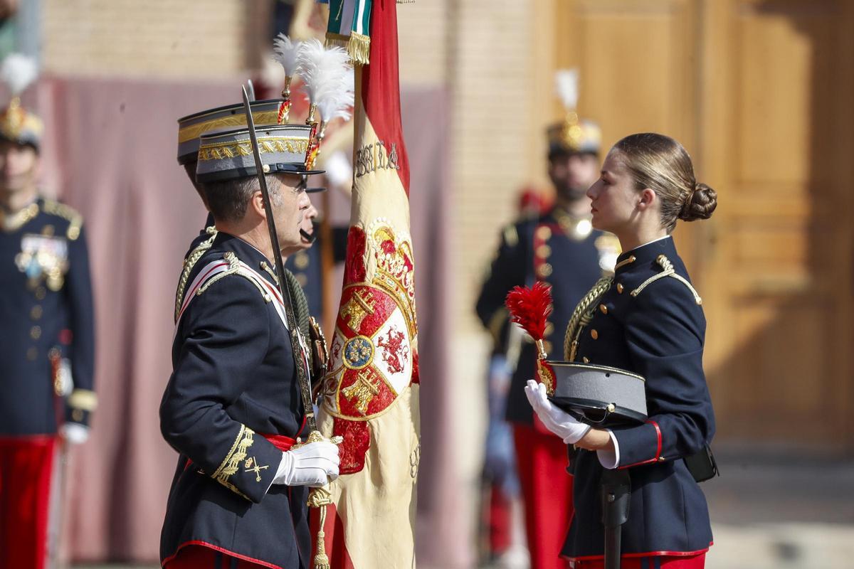 La princesa Leonor jura bandera