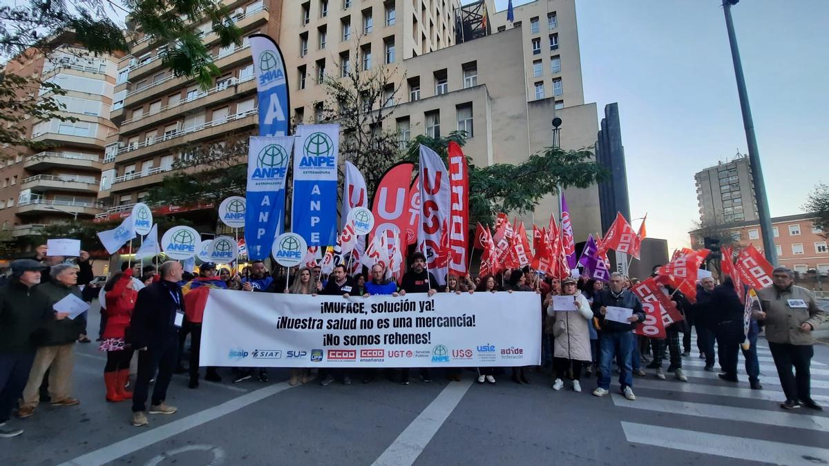 Protesta ayer por la tarde en Badajoz, frente a la sede de Muface.