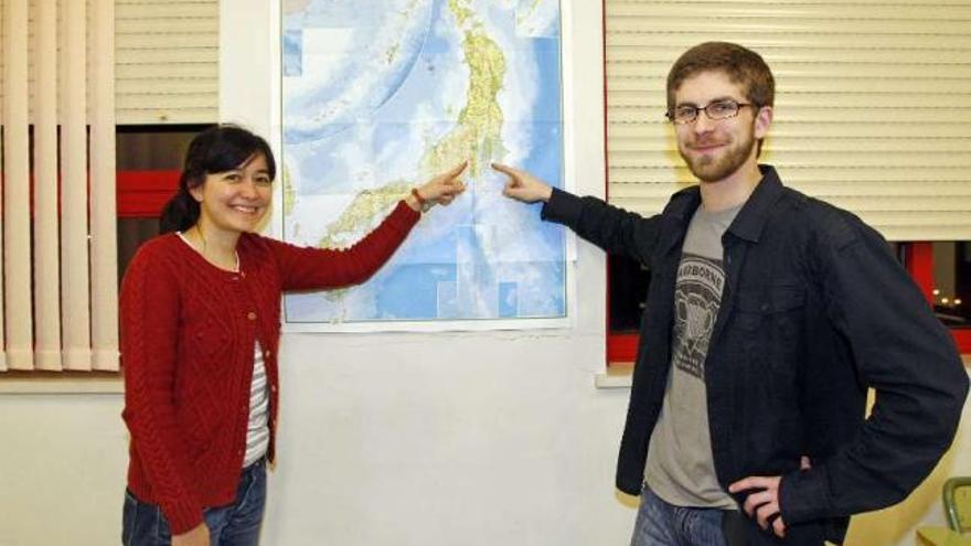 Manuel Ameijeiras y su profesora Yerma Alonso señalan un mapa de Japón en el aula.  // Marta G. Brea