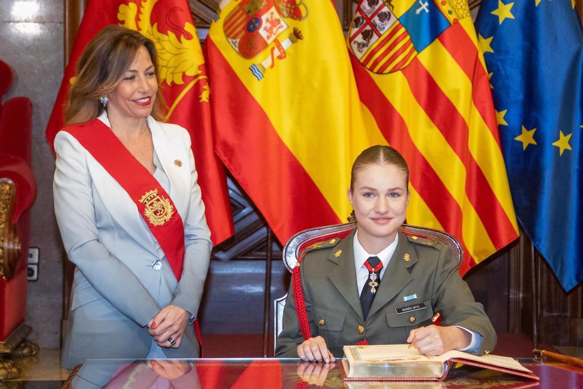 La princesa Leonor firma en el Libro de Oro de Zaragoza.