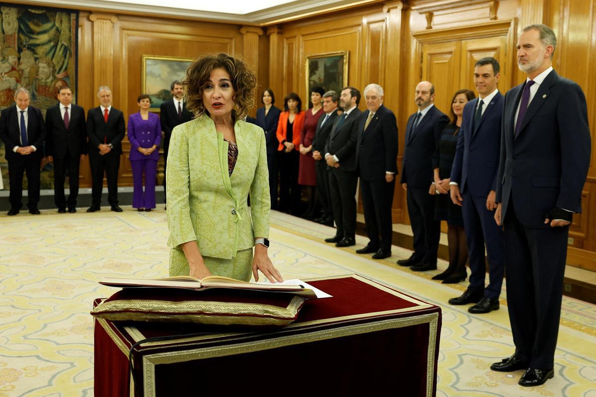 La ministra de Hacienda, María Jesús Montero, promete su cargo ante el rey.