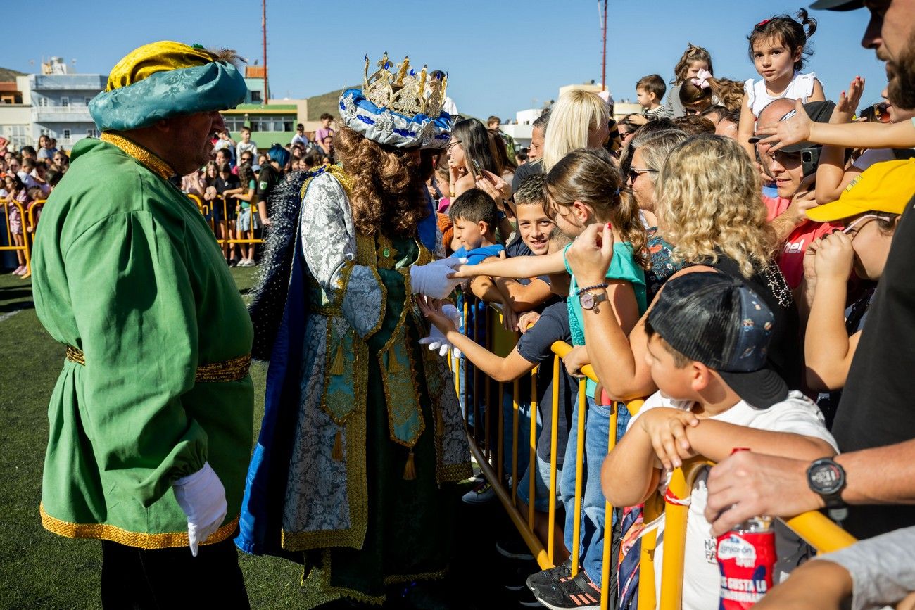 Miles de personas llenan de ilusión el Estadio de Barrial en la llegada de los Reyes Magos