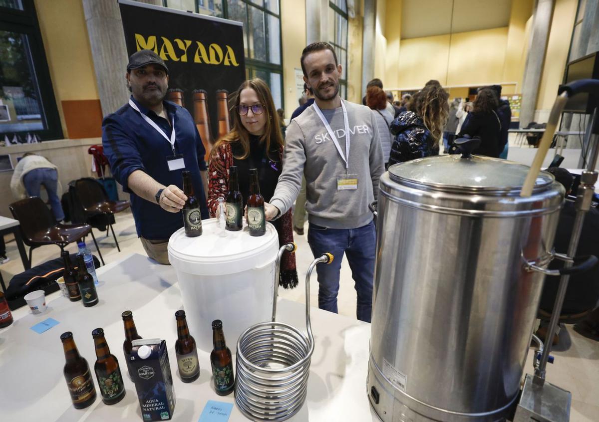 Claudio Casiella, Paula González y Juan José Villanueva, con la cerveza Mayada. | Luisma Murias