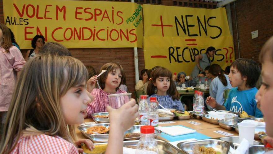 Imatge d&#039;arxiu d&#039;alumnes dinant a la Flama