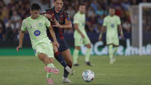 Pedri, ante Pablo Martínez, en el Ciutat de València.