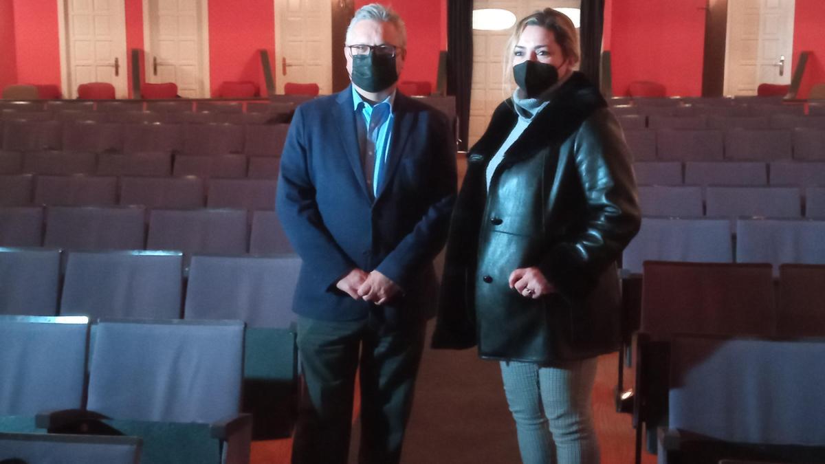 Esteban Morales y Eva M. Torres, en el interior del teatro Circo.