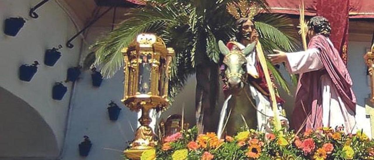 DOMINGO DE RAMOS.  LA BORRIQUITA, ENTRANDO A LA PLAZA MAYOR POR EL ARCO.