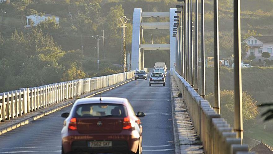 Tráfico en el puente de O Pedrido.   | // CARLOS PARDELLAS 