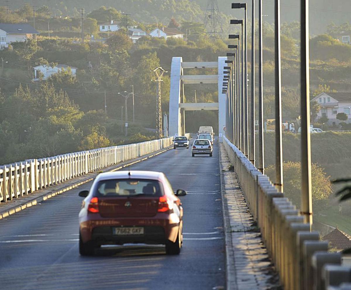 Tráfico en el puente de O Pedrido.   | // CARLOS PARDELLAS