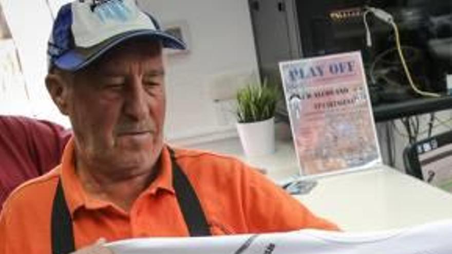 Un socio del Alcoyano, ayer, muestra la camiseta del «play-off».