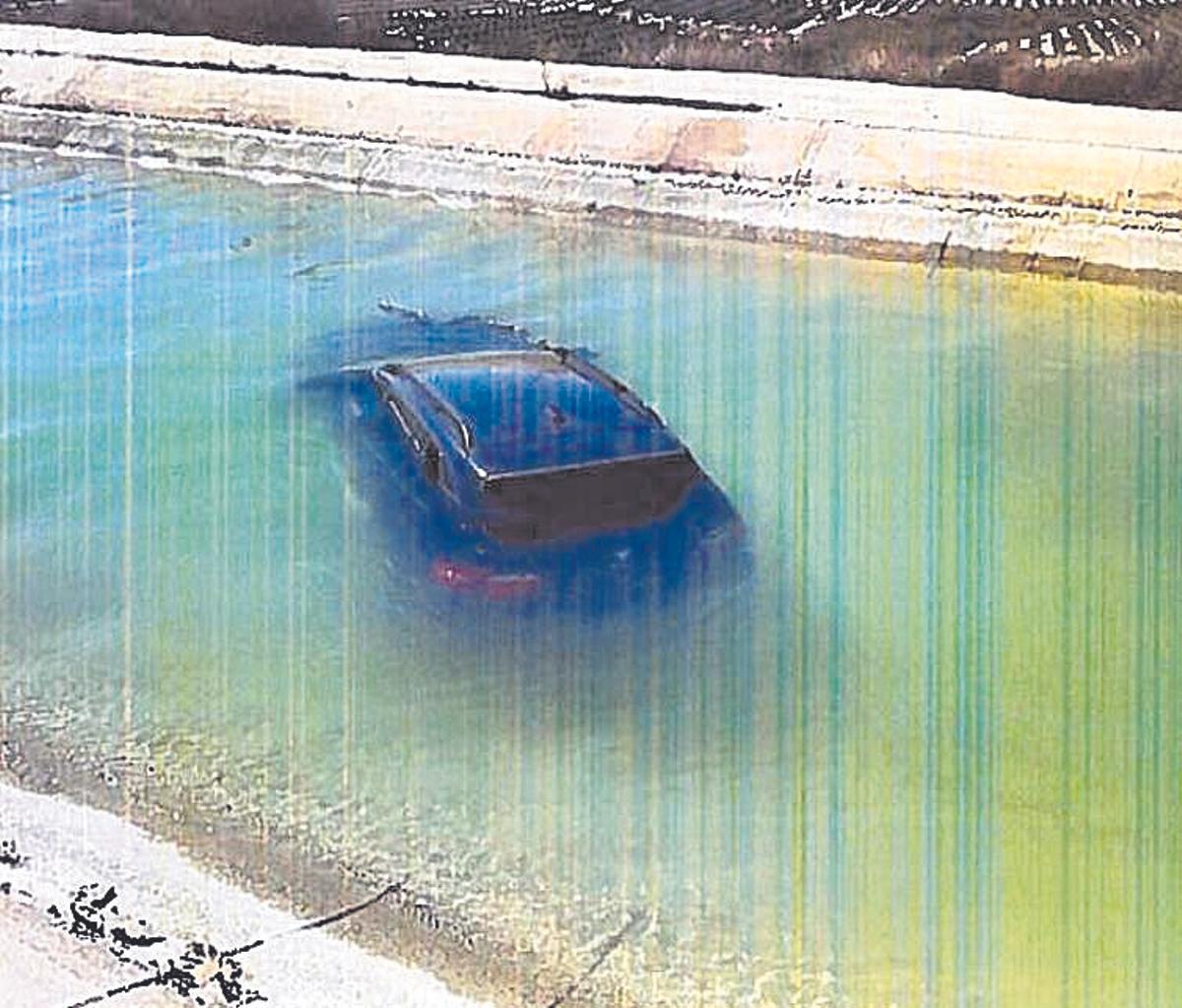 Coche arrojado al trasvase por los ladrones.
