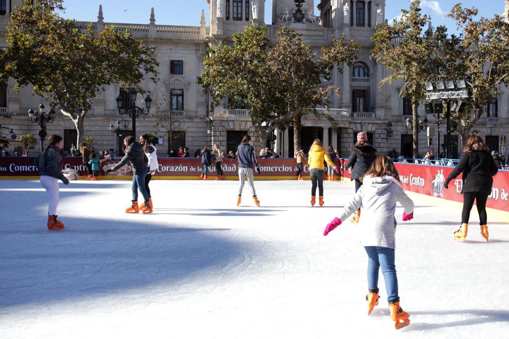 Primer día de los árboles de Navidad, pista de patinaje sobre hielo y el tiovivo del ayuntamiento
