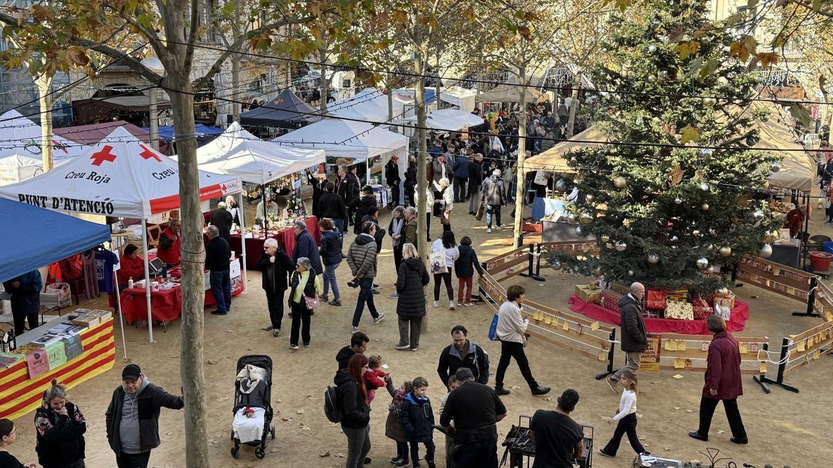 La plaça Major de Banyoles plena de gom a gom per la Fira de Nadal.