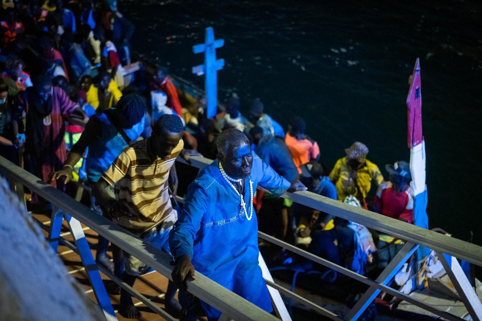 Llegada de un cayuco al Puerto de Granadilla