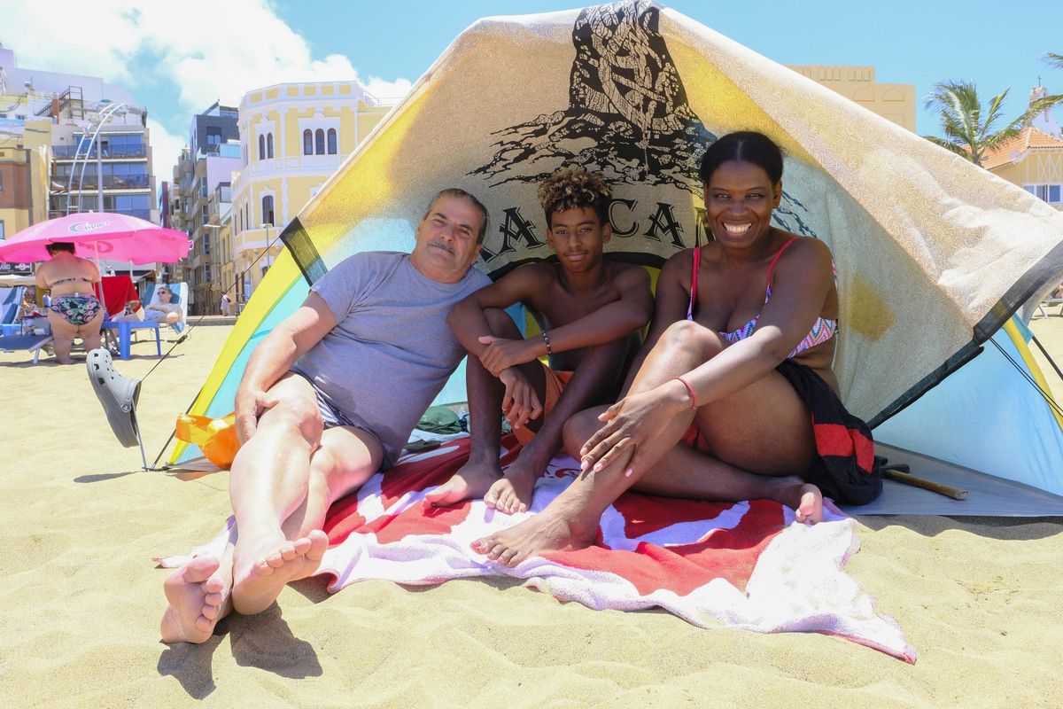 Una familia disfrutando de la playa de Las Canteras