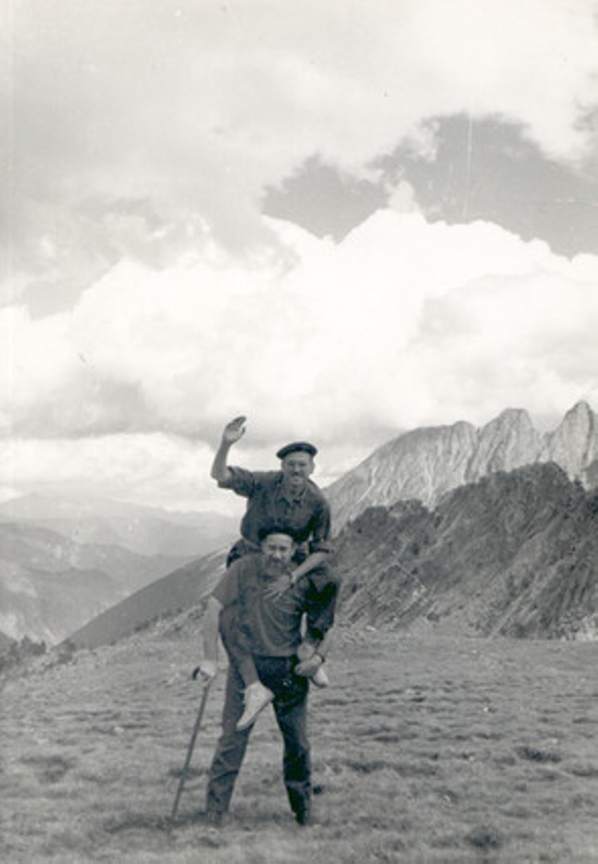 Josep Maria Espinàs pujat a cavallet sobre Camilo José Cela.