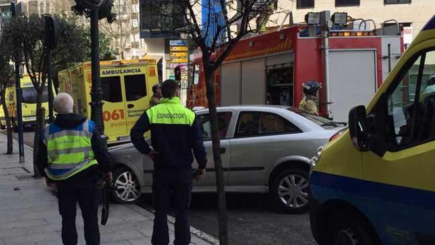 Colisión del coche contra una farola // Jordán Arquero