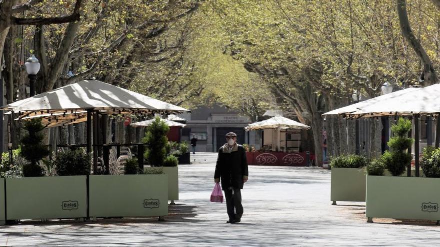 Una persona camina sola pel Passeig de Pere III