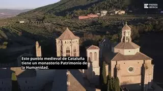 El pueblo medieval de Catalunya con un monasterio Patrimonio de la Humanidad