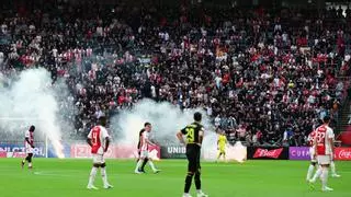 Quince detenidos tras la suspensión del Ajax-Feyenoord, que se reanudará el miércoles