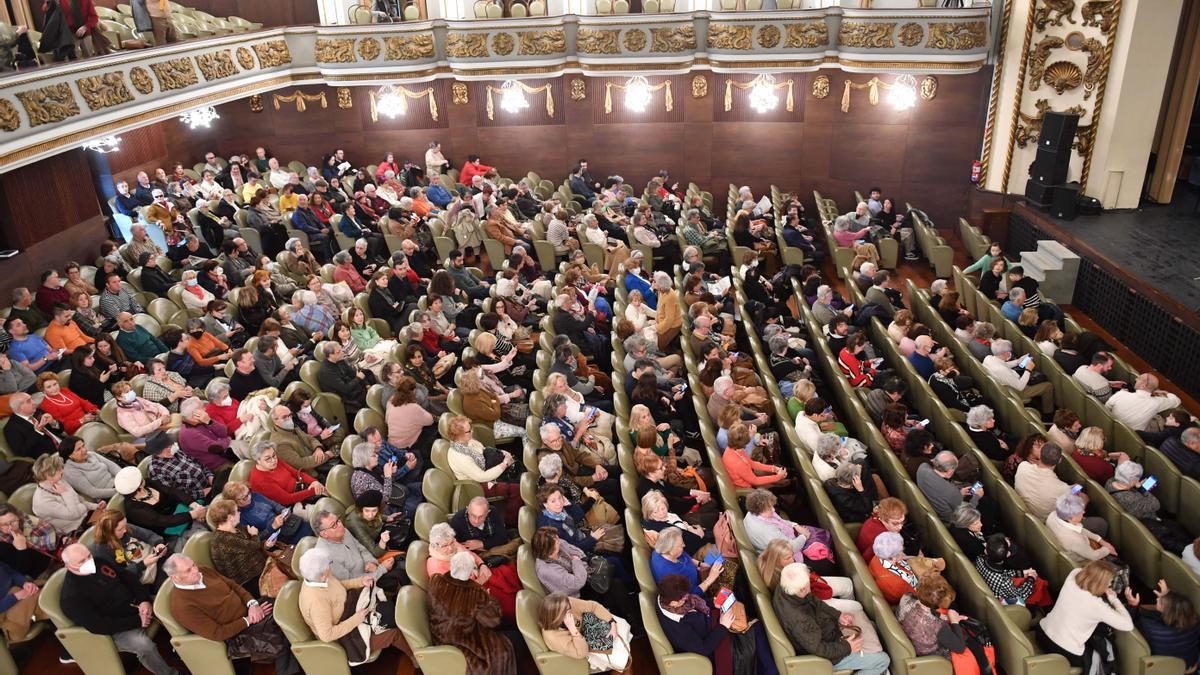 Público asistente a un concierto de la banda municipal en el teatro Colón.