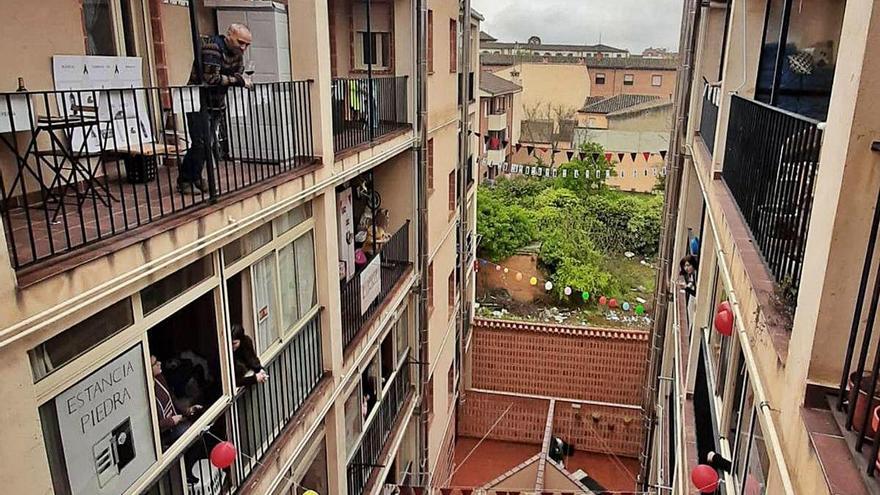 Vecinos comparten desde sus terrazas impresiones sobre los vinos catados en su particular Feria