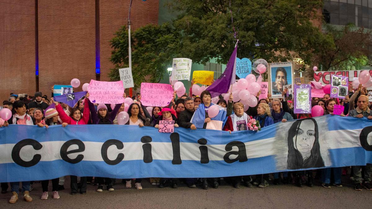 Concentración de protesta por la desaparición de la  mujer argentina de 28 años Cecilia Strzyzowski.