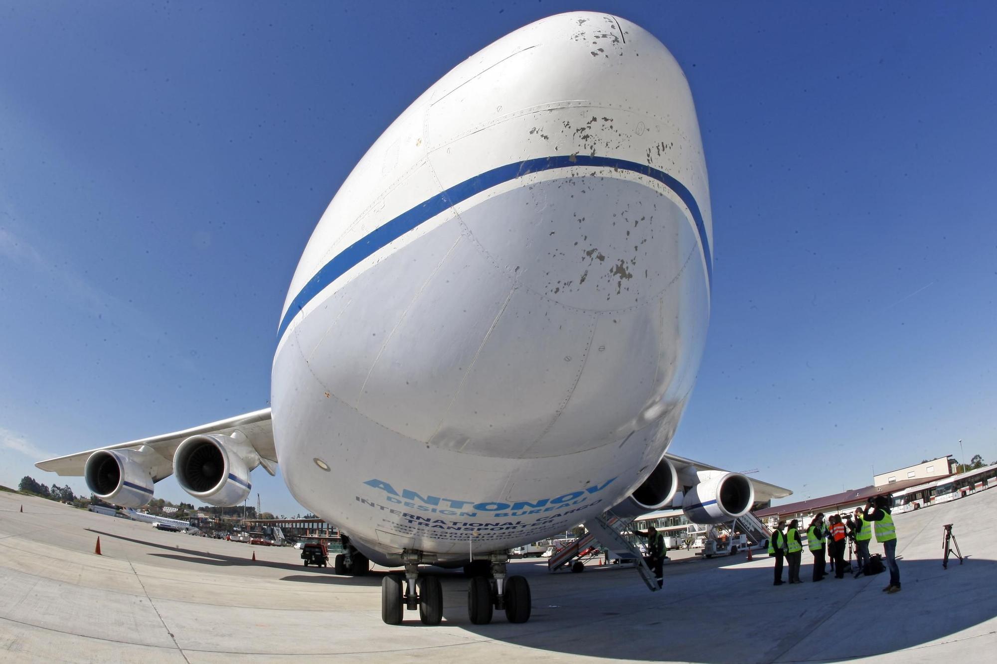 El carguero Antonov 124 operó varias veces en Peinador entre marzo y abril de 2011. // Marta G. Brea