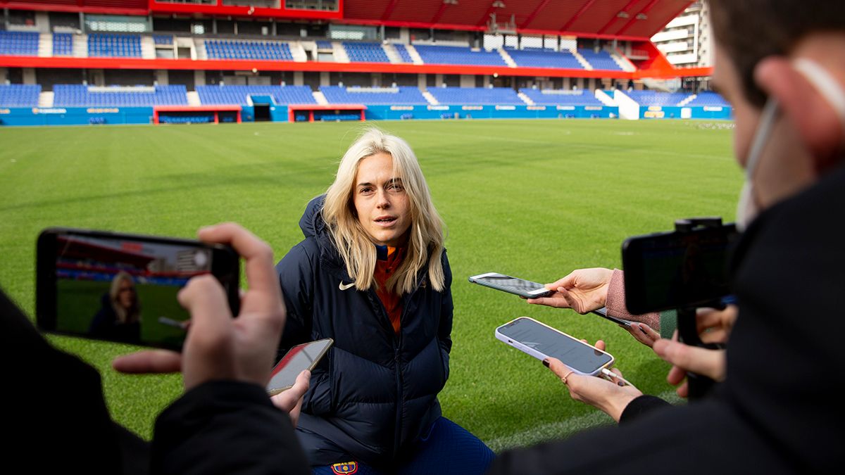 María León atendiendo a los medios de comunicación en el Johan Cruyff