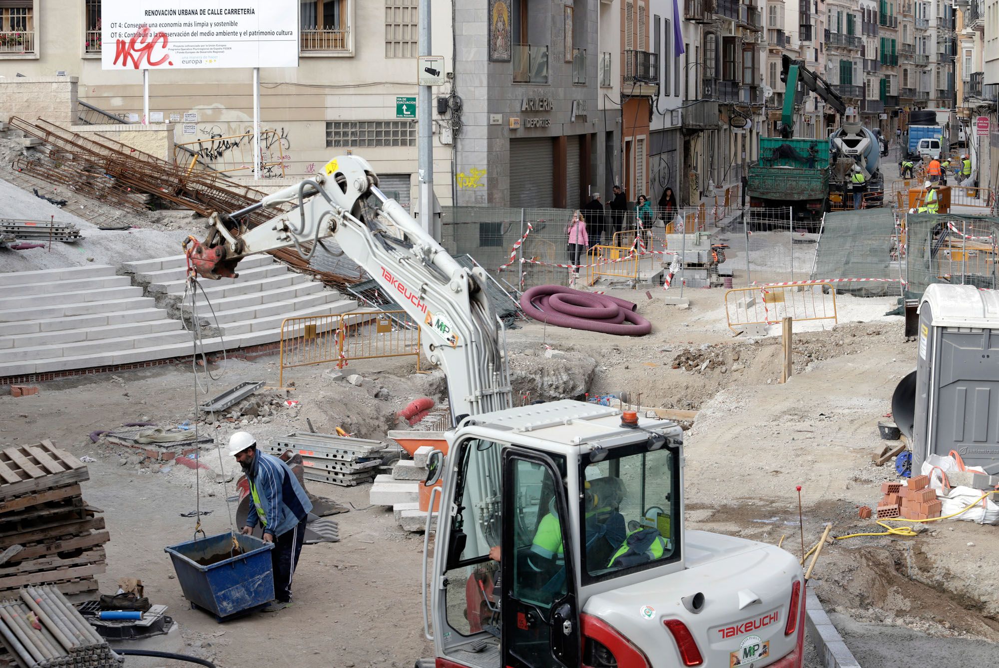 Aceleran los trabajos en la calle Carretería para llegar a Semana Santa