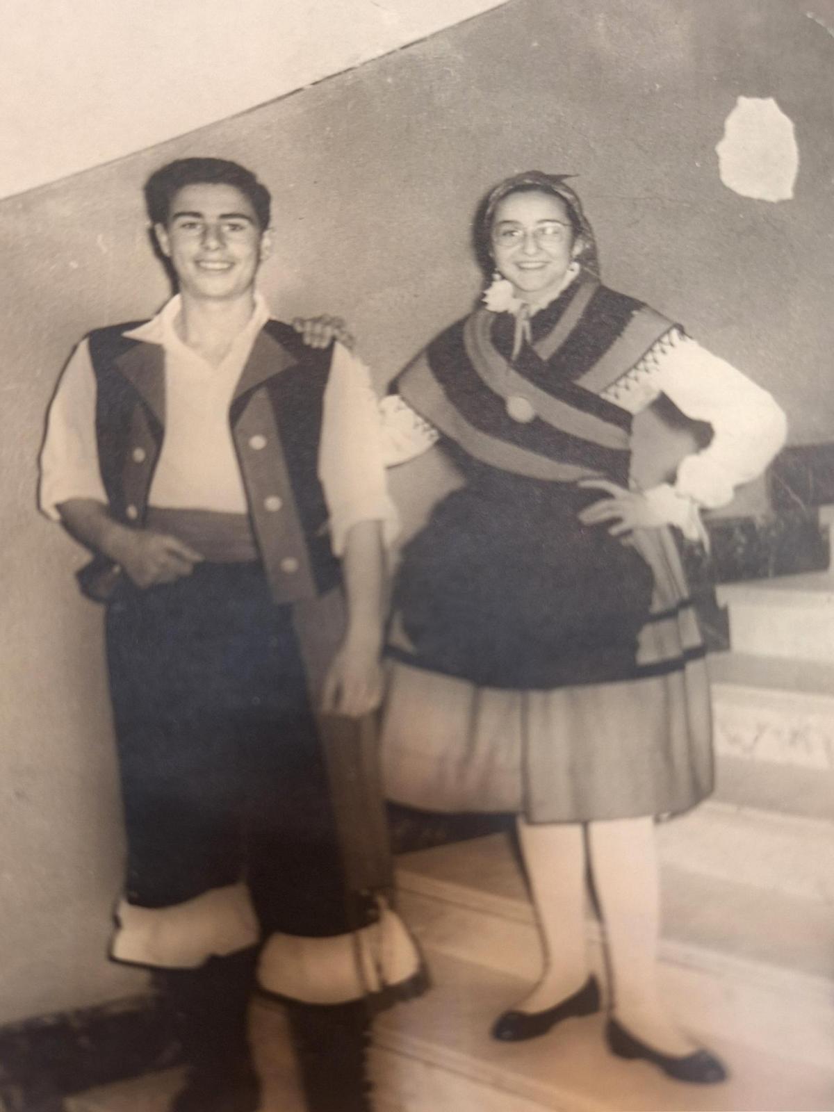 De joven, vestido con el traje tradicional, junto a una de sus compañeras.jpg
