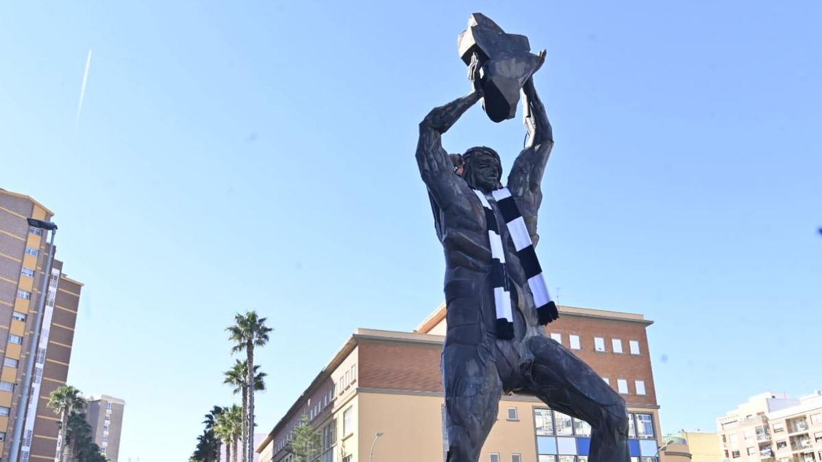 El gigante de 20 metros y 20 toneladas de Castelló ya presume de colores albinegros. PPO!