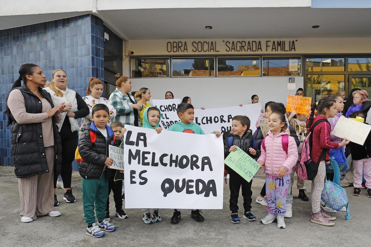 Concentració per donar suport a la directora destituïda del col·legi Sagrada Família de Girona