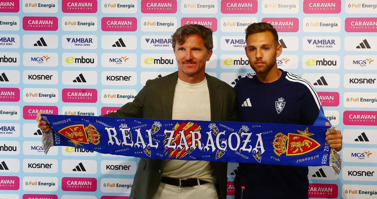 Diego González, junto a Lalo Arantegui, el director deportivo del Real Zaragoza, en su presentación.