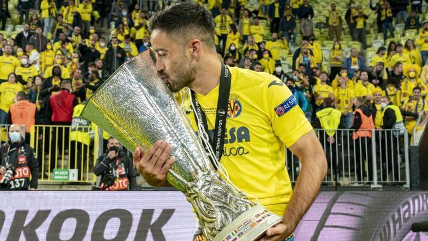 El lateral del Villarreal Jaume Costa besa el trofeo de la Europa League que conquistó el conjunto castellonense el pasado 26 de mayo.