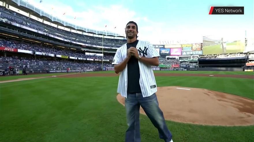 Ferran Torres hace el lanzamiento de honor en el Yankee Stadium