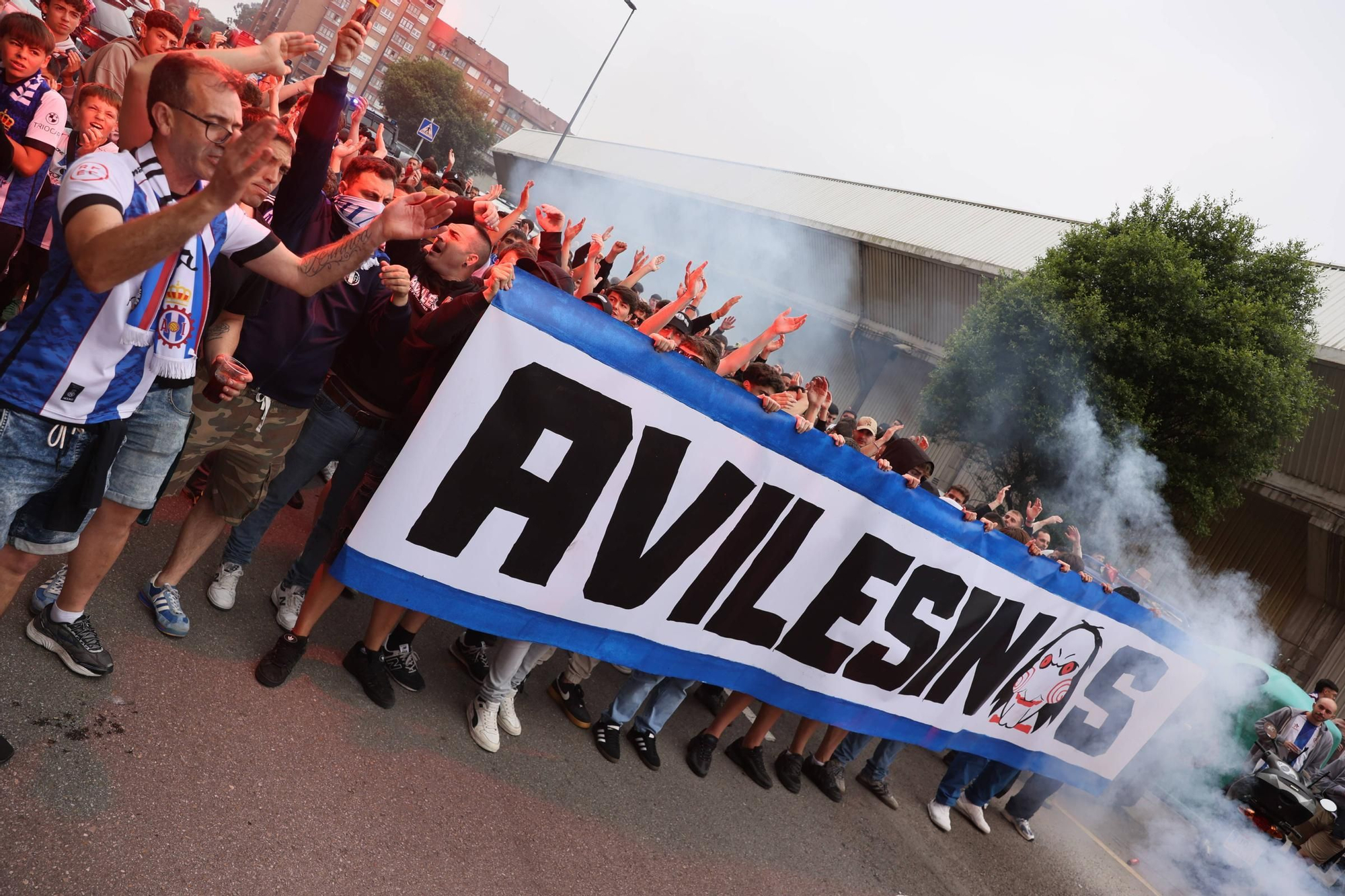 EN IMÁGENES: Avilés se tiñe de blanquiazul para la final por el ascenso ante el Rayo Majadahonda