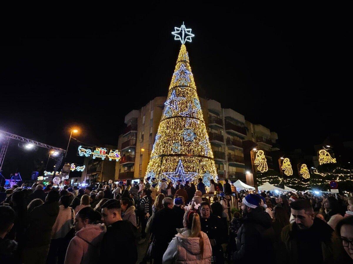 06/12/2025 Alcalá de Guadaíra da la bienvenida a la Navidad con el alumbrado POLITICA AYUNTAMIENTO DE ALCALÁ