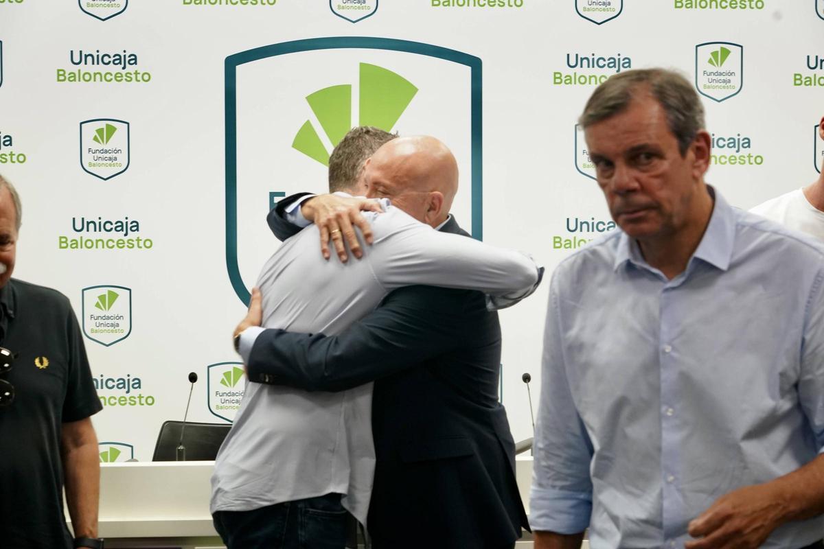 Antonio Jesús López Nieto dándole un abrazo a Ibon Navarro.
