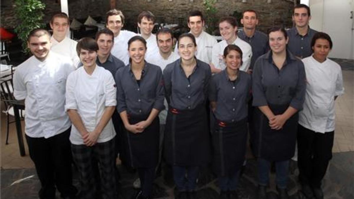 El equipo, cocina y sala, de Compartir, en Cadaqués. Foto: Joan Castro / Iconna