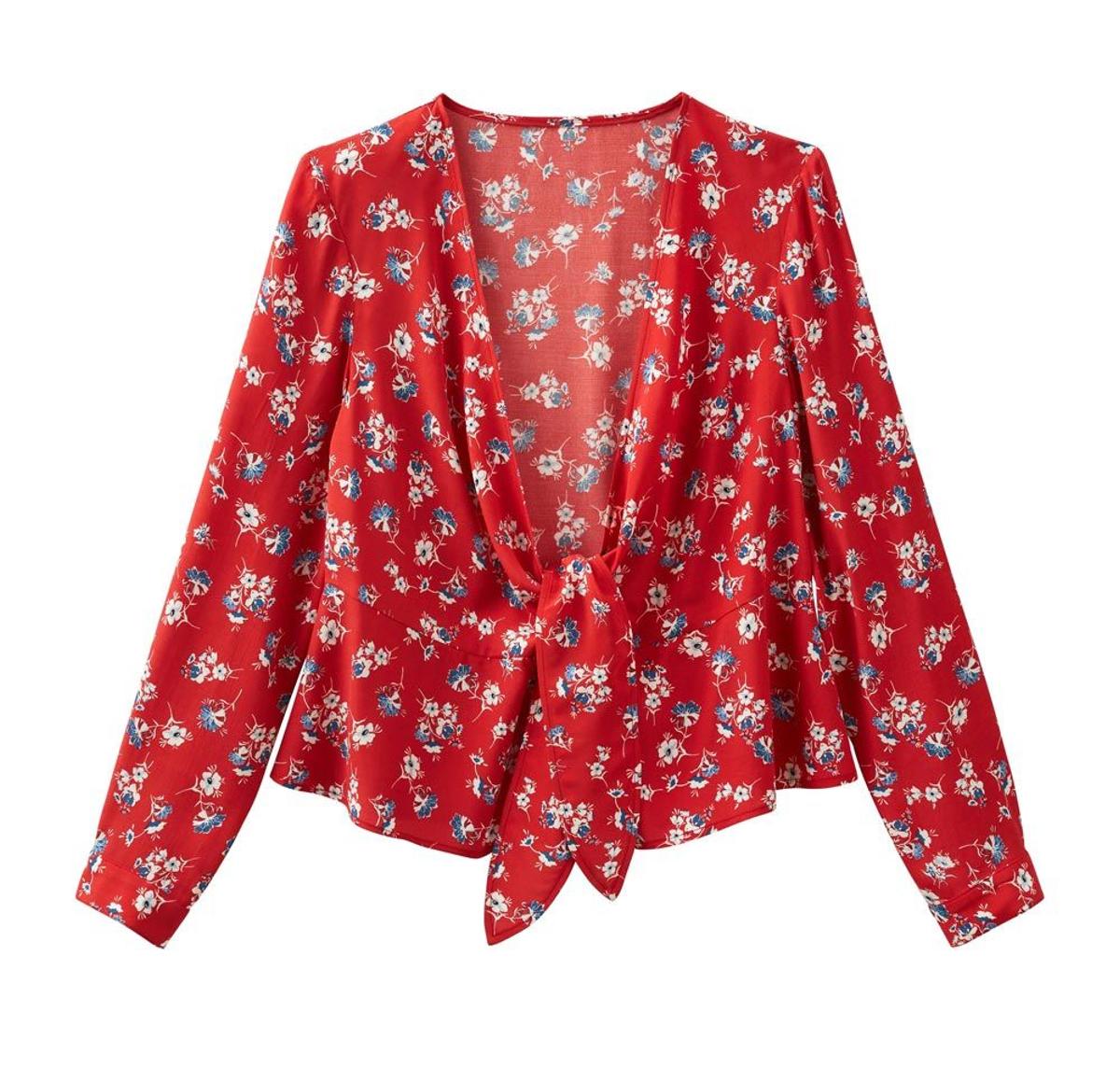 Blusa roja con lazada de Pimkie. (Precio: 25,99 euros)