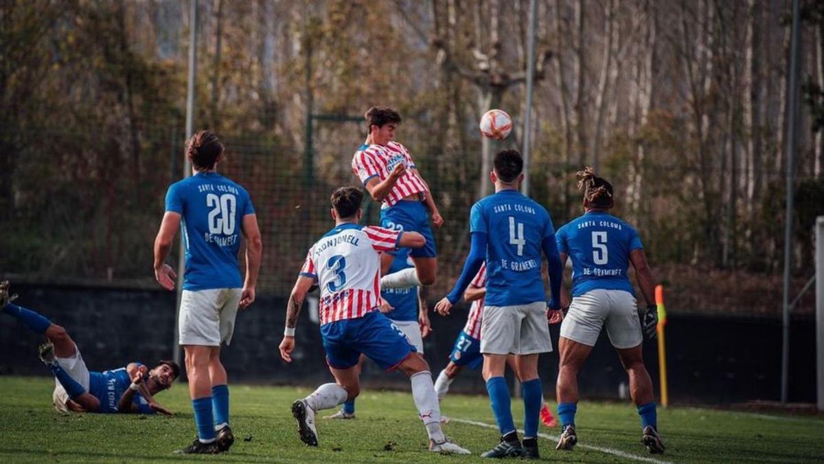 Biel Farrés en un duel contra el FE Gramanet. | GIRONA FC