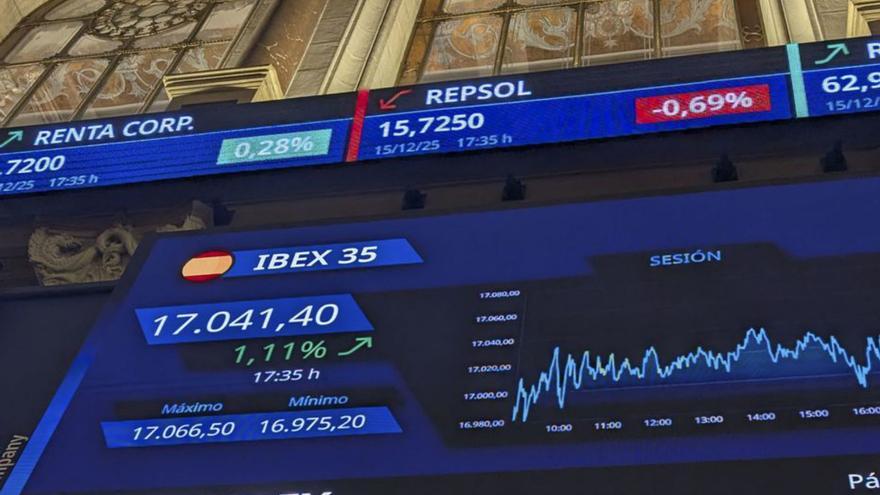 Una pantalla informativa de la Borsa de Madrid, ahir. | VEGA ALONSO / EFE