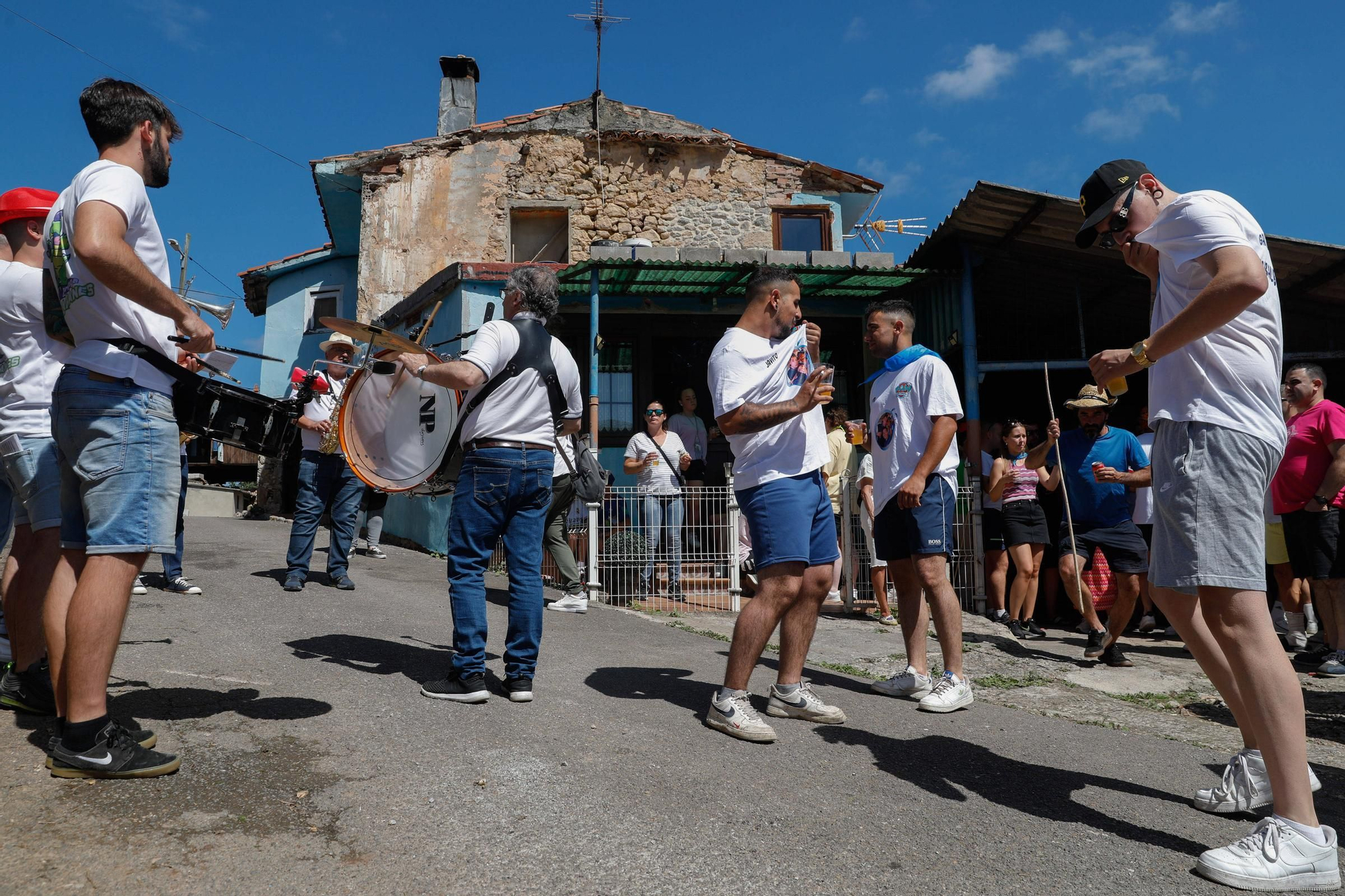 EN IMÁGENES: los vecinos de La Peral celebran "la fiesta de los viejos" con gran espectación