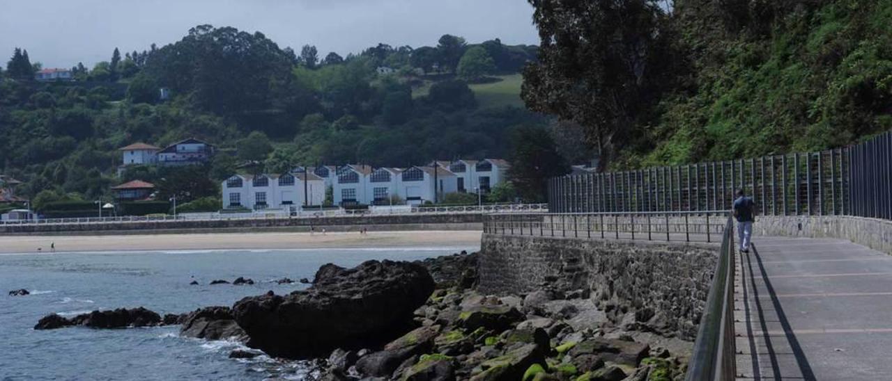 Paseo de la Punta&#039;l Pozu, al oeste de la playa de Santa Marina, en Ribadesella.