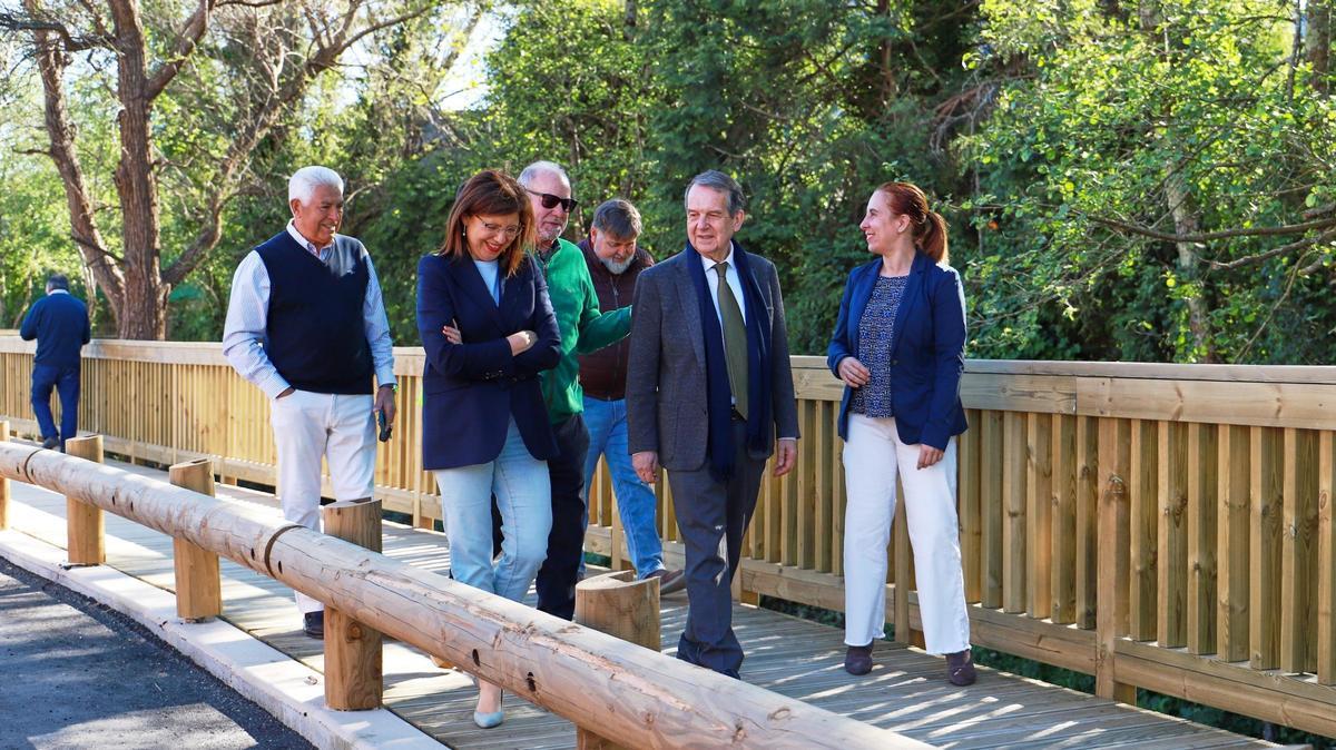 Caballero visitó el nuevo tramo del paseo con Caride (i.) y Rodríguez.